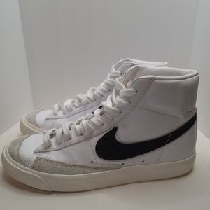 Nike 9W Blazer Mid '77 Vintage sneaker in the classic White/Black-Sail